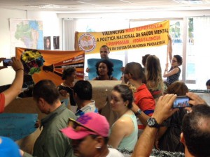 Manifestantes da luta antimanicomial ocupam Ministério de Saúde