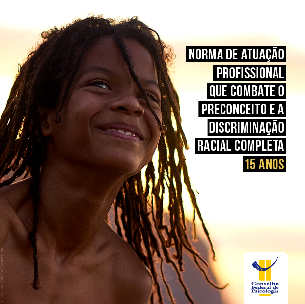 Imagem de jovem negro sorrindo, para marcar os 15 anos de criação da resolução do CFP sobre atuação de profissionais da Psicologia em relação ao preconceito e à discriminação racial