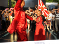 Casal de mestre-sala e porta-bandeira da Viradouro, durante apresentação da Escola de Samba no Encontro de Bauru: 30 anos de luta antimanicomial