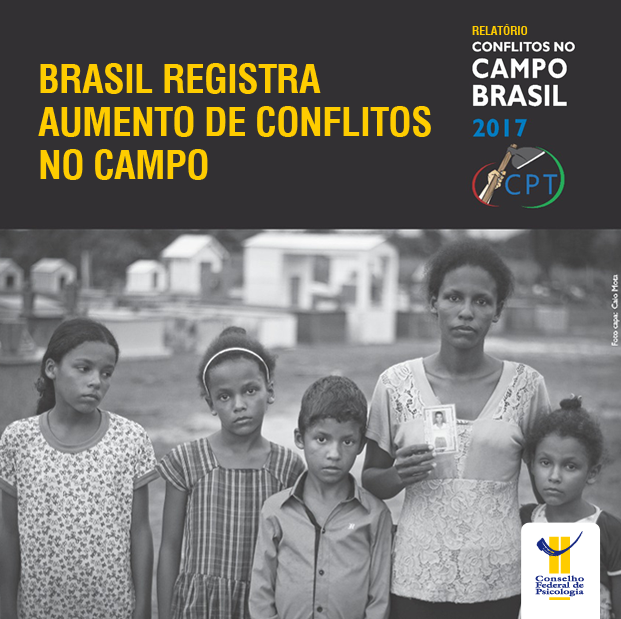 Na foto, uma mãe com quatro filhos