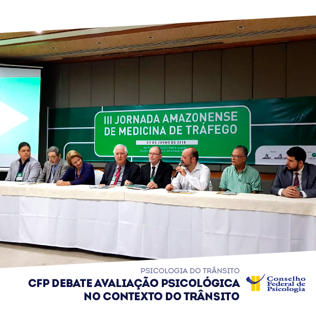 Pessoas sentadas na mesa de debates sobre Avaliação Psicológica no Contexto do Trânsito
