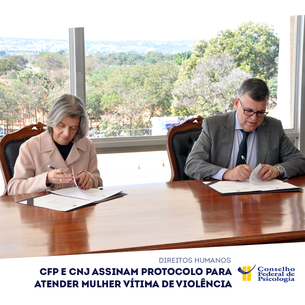 Na foto, ministra Cármen Lúcia e presidente do CFP, Rogério Giannini, assinam protocolo