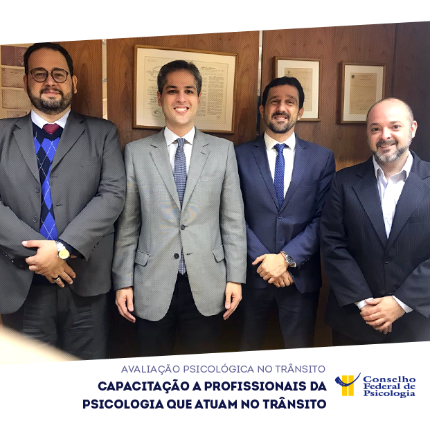 Foto de participantes da reunião com o título "Capacitação a profissionais da Psicologia que atuam no trânsito". Logo do CFP está posicionada à direita, no canto inferior
