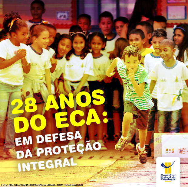 Crianças em uniforme escolar brincam em pátio