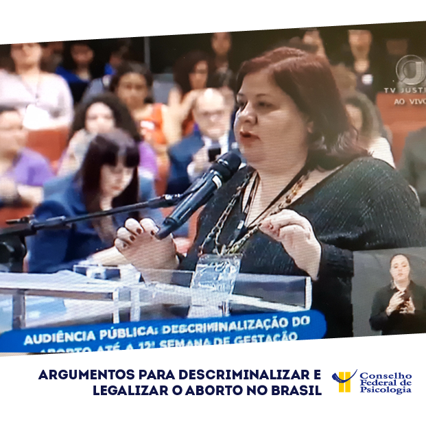 Foto mostra exposição da conselheira Sandra Sposito, do Conselho Federal de Psicologia, durante audiência pública no Supremo Tribunal Federal. Logo do CFP está localizado abaixo, à direita, ao lado do título da matéria: "Argumentos para descriminalizar e legalizar o aborto no Brasil"
