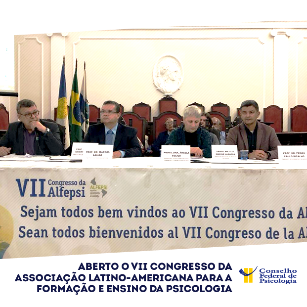 Imagem mostra a mesa de abertura do VII Congresso da Alfepsi. Título da matéria está localizado na parte inferior: "Aberto o VII Congresso da Associação Latino-Americana para a Formação e Ensino da Psicologia. Logo do CFP está localizado na parte inferior à direita