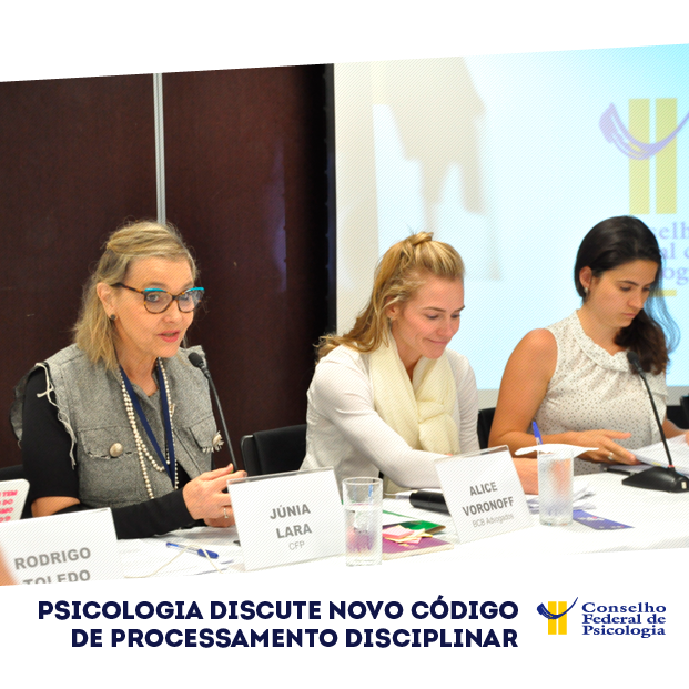 Imagem mostra mesa de trabalho de discussões sobre o novo Código de Processsamento Disciplinar. O título da matéria - "Psicologia discute novo Código de Processamento Disciplinar - está localizado abaixo, ao lado do logo do CFP